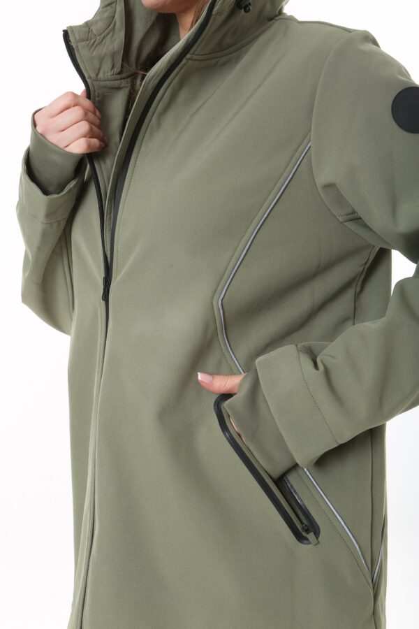 Oversized Waterproof ActiveWear Jackets /w Hoodie an Zipper front, Rainproof